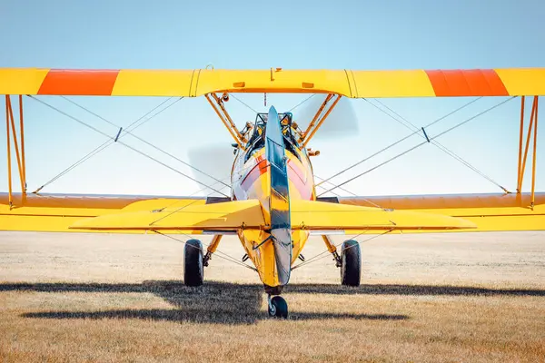 Kalkış Sırasında Tarihi Çift Kanatlı Uçak Stok Fotoğraf