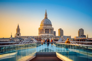 Londra Dunring 'in ünlü St. Paul Katedrali.