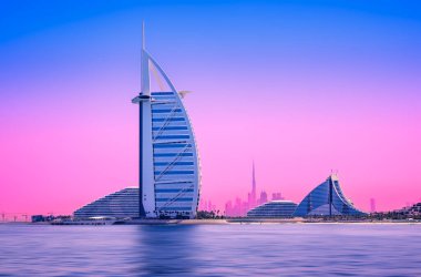 DUBAI, VAE - 01. 2024 Haziran 'ının ünlü Burj Al Arab' ı sabahın erken saatlerinde