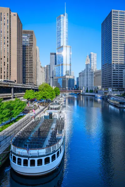 stock image the chicago skyline seen from the chicago river