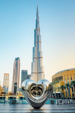 Dubai, vae - 02 Haziran 2024 Ünlü Burj Khalifa ve Dubai alışveriş merkezi kalbi sabahın erken saatlerinde