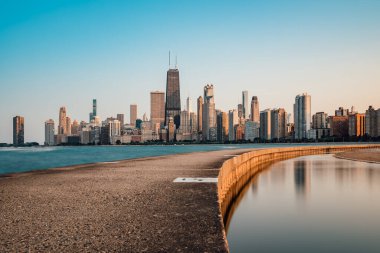 Gün batımında Chicago 'nun ufuk çizgisi