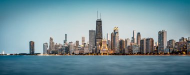 Mavi saat boyunca Chicago 'nun silueti