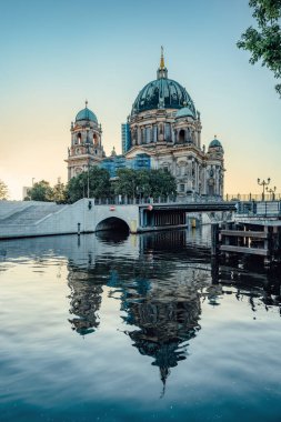 Akşam ışığında Berlin Katedrali.