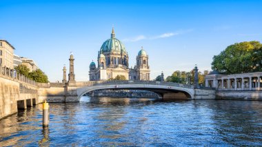 Mavi gökyüzünün altındaki ünlü Berlin Katedrali.