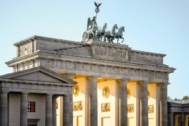 Akşam ışığında Berlin 'in ünlü Brandenburg kapısı.