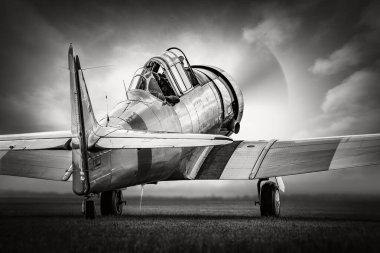 Dramatik bir gökyüzüne karşı tarihi uçak