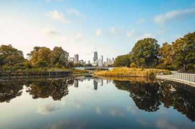 Lincoln Parkı ve Chicago 'nun ufuk çizgisi