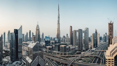Güneş doğarken Dubai 'nin ufuk çizgisinde panoramik manzara