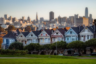 San Francisco 'nun ünlü boyalı hanımları. Sabah ışığında.