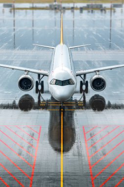 Modern uçak yağmurda geliyor.