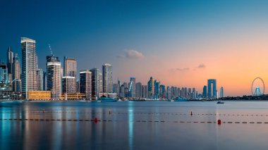 Günbatımından sonra Jumeirah sahilinin gökdelenleri, Dubai