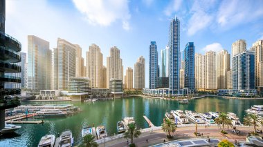 Dubai, BAE - 30 Ocak 2025 - Dubai marinasının modern binalarının panoramik manzarası