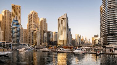 Gün batımında Dubai marinasının ufuk çizgisi