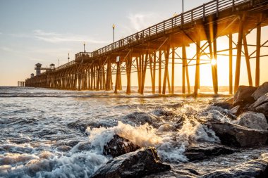Ünlü okyanus kıyısı rıhtımı Gün batımında, California
