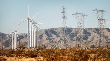 Palm Springs çölünde yel değirmenleri