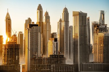 Güneş doğarken Dubai marinasının gökdelenleri