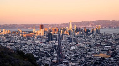 San Francisco 'nun ufuk çizgisi Akşam güneşinde