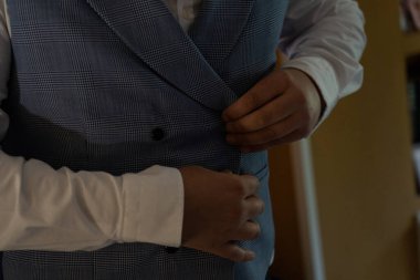 Giyinen bir adamın yakın çekimi.