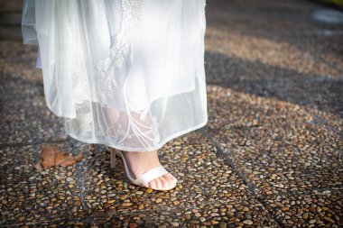 Beyaz gelinlikli gelin, düşük kesimli. 