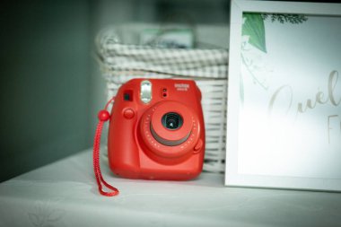 kırmızı antika fotoğraf makinesi