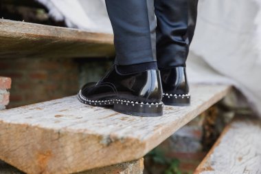 Siyah deri ayakkabı giyen adama yakın çekim. 