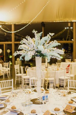 Beyaz çiçekli güzel bir düğün masası.
