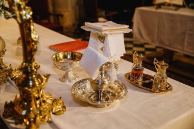 Kilisede nikah merasimi için nesneler.