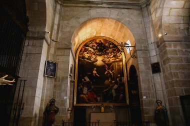 Eski kilisenin içinde.