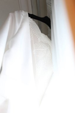 Askıda asılı beyaz gelinlik 