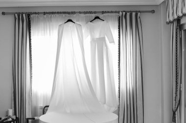 Gelinlik ve beyaz pelerin.