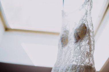 Gelinliğin kapağını kapat. 