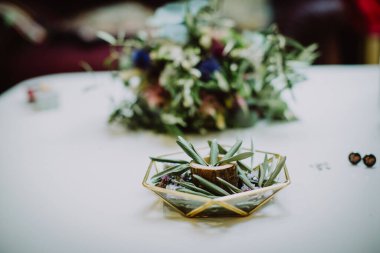 Vazoda taze zeytin yaprakları 