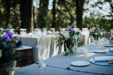 Çiçekli ve bulaşık takımlı güzel düğün masaları. Açık hava düğününe hazırlanıyorum. 