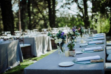 Çiçekli ve bulaşık takımlı güzel düğün masaları. Açık hava düğününe hazırlanıyorum. 