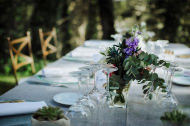 Çiçek süslemeli güzel bir düğün masası.