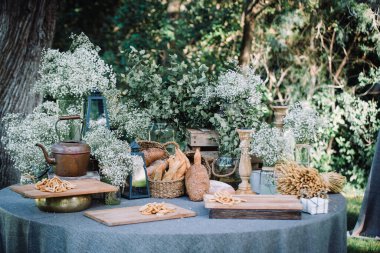 Çiçekler ve ekmeklerle klasik kırsal ahşap masa