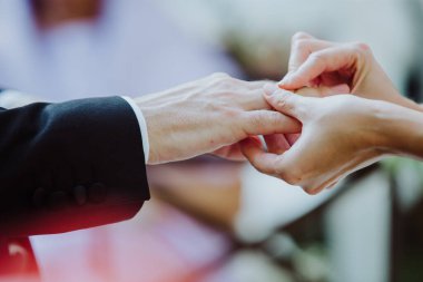 Gelin ve damat alyansları takıyor.