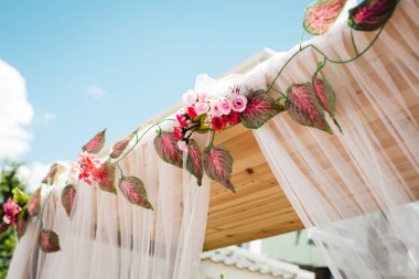 Çiçekli düğün kemeri 