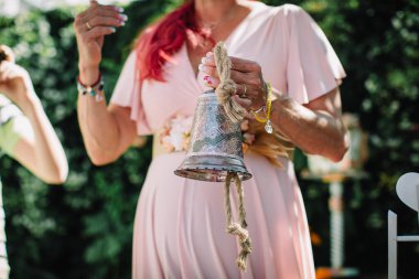 Düğünde gümüş çan tutan kadın. 