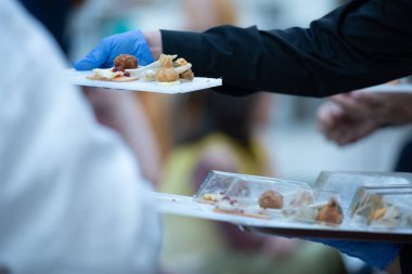 Restoranında şef hizmet yemekler