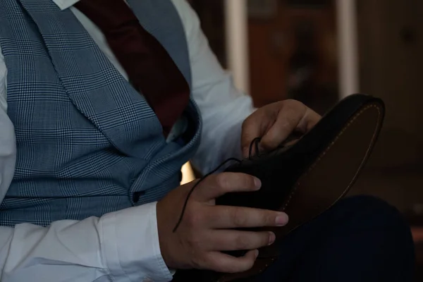 Homme Affaires Costume Cravate Portant Une Chaussure — Photo