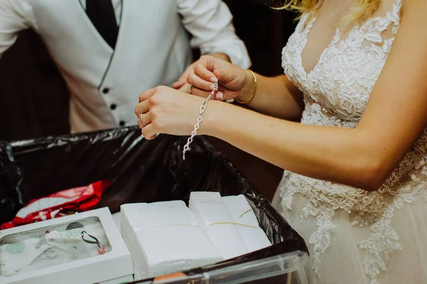 Bruid Bruidegom Samen Bruid Draagt Armband — Stockfoto