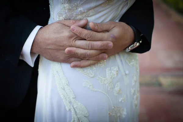Bruden Och Brudgummen Kramas Deras Bröllopsdag — Stockfoto
