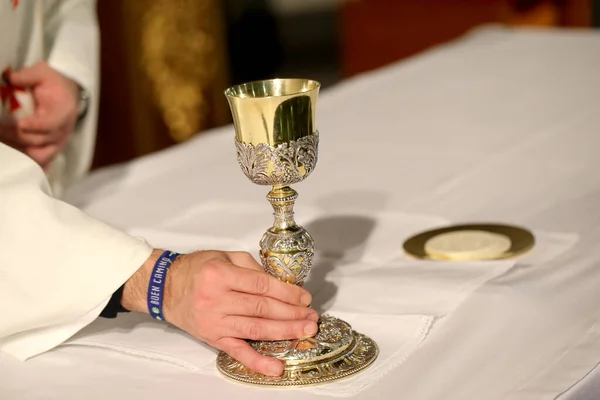 Ιερέας Κρατώντας Χρυσό Κύπελλο Στην Εκκλησία — Φωτογραφία Αρχείου