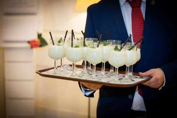 Waiter Holding Tray Cocktail Glasses — Stock Photo, Image