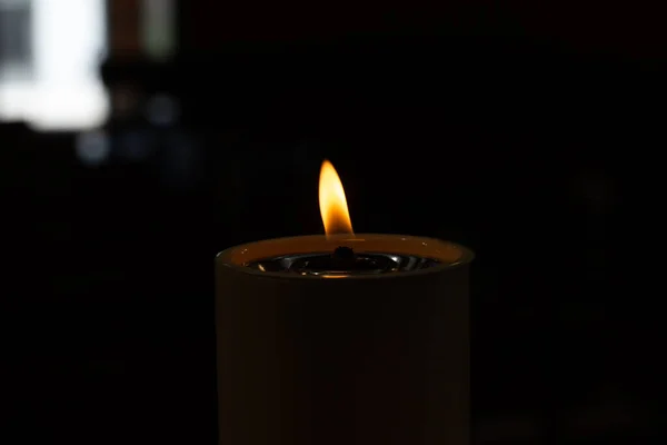 Αναμμένο Κερί Στο Σκοτεινό Δωμάτιο — Φωτογραφία Αρχείου