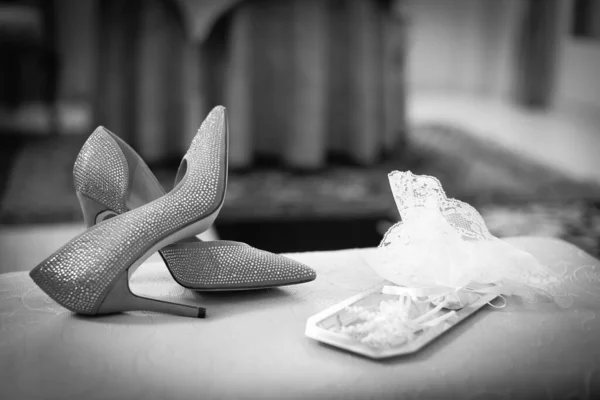 Γαμήλια Παπούτσια Και Αξεσουάρ Ασπρόμαυρα — Φωτογραφία Αρχείου