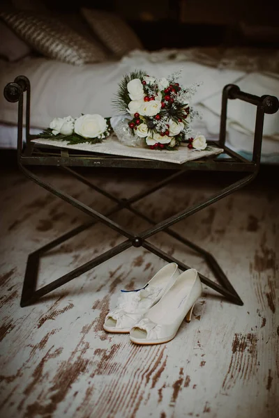 漂亮的结婚花束和新娘的鞋子 — 图库照片