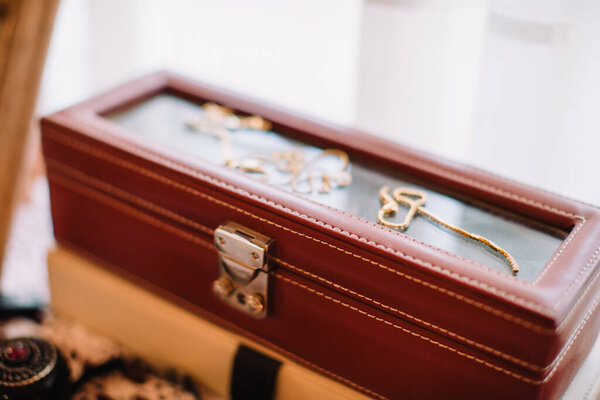 украшения на винтажной коробке